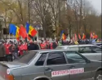 Socialistii au adunat oameni si la Rascani: au iesit in strada ca sa-l sustina pe Igor Dodon - VIDEO