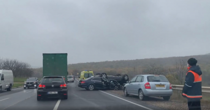 Accident grav la Orhei. Doua Mercedesuri - facute zob. Una dintre ele s-a rasturnat - VIDEO Accident grav la Orhei. Doua Mercedesuri - facute zob. Una dintre ele s-a rasturnat - VIDEO