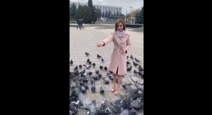 Dupa ce s-a filmat cum sparge oua, Maia Sandu publica un nou video pe TikTok: “Porumbeii nu au nicio vina”. Cum apare candidata PAS, intr-un video, inconjurata de pasari - VIDEO Dupa ce s-a filmat cum sparge oua, Maia Sandu publica un nou video pe TikTok: “Porumbeii nu au nicio vina”. Cum apare candidata PAS, intr-un video, inconjurata de pasari - VIDEO