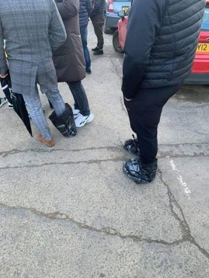 "Azi rupem kuliokul". Zeci de moldoveni din diaspora s-au fotografiat "incaltati" in pungi negre cu calendar - FOTO/VIDEO "Azi rupem kuliokul". Zeci de moldoveni din diaspora s-au fotografiat "incaltati" in pungi negre cu calendar - FOTO/VIDEO