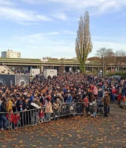 Moldovenii spun ca la Frankfurt peste 10 000 de persoane stau in rand ca sa voteze. Autoritatile anunta ca au mai ramas 2 mii de buletine de vot. Mesajul Consulatului - GALERIE FOTO Moldovenii spun ca la Frankfurt peste 10 000 de persoane stau in rand ca sa voteze. Autoritatile anunta ca au mai ramas 2 mii de buletine de vot. Mesajul Consulatului - GALERIE FOTO