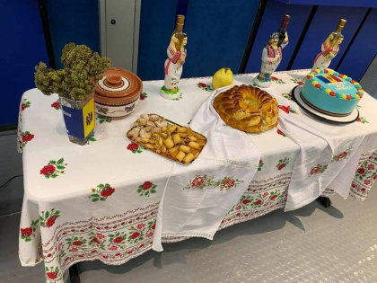 Cu colaci, busuioc si vin. Cum au fost intampinati moldovenii la o sectie de votare din Nisa, Franta - GALERIE FOTO Cu colaci, busuioc si vin. Cum au fost intampinati moldovenii la o sectie de votare din Nisa, Franta - GALERIE FOTO