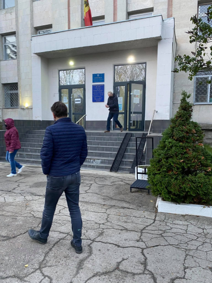 Start vot. Moldovenii isi aleg presedintele, primii alegatori s-au prezentat la sectiile de votare - GALERIE FOTO