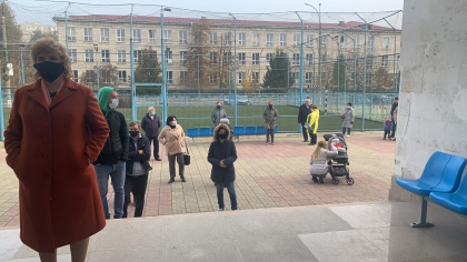 Coada si la sectiile de votare din Chisinau. Oamenii spun ca nu au mai stat in rand la scrutin: “Prima data vad asa ceva la noi. Oamenii vin si vin” - FOTO/VIDEO Coada si la sectiile de votare din Chisinau. Oamenii spun ca nu au mai stat in rand la scrutin: “Prima data vad asa ceva la noi. Oamenii vin si vin” - FOTO/VIDEO