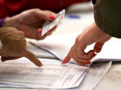 Decedat cu 20 de ani in urma - prezent acum pe listele de vot. O tanara spune ca a gasit numele fratelui sau in listele electorale - VIDEO Decedat cu 20 de ani in urma - prezent acum pe listele de vot. O tanara spune ca a gasit numele fratelui sau in listele electorale - VIDEO