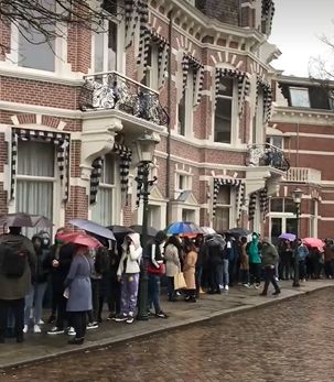 Rand infernal la sectiile de votare din Olanda. Sute de moldoveni asteapta de la primele ore ale diminetii ca sa voteze - FOTO/VIDEO Rand infernal la sectiile de votare din Olanda. Sute de moldoveni asteapta de la primele ore ale diminetii ca sa voteze - FOTO/VIDEO