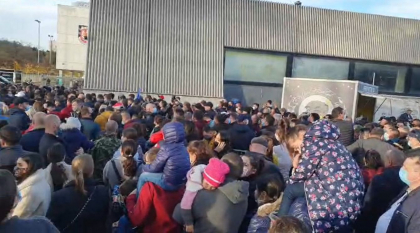 LIVE de la Frankfurt. Moldovenii scandeaza: "Vrem sa votam"