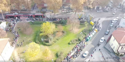 Impresionant! Iata cum arata coada de la sectia de votare din Mestre, Italia, de la inaltime - VIDEO Impresionant! Iata cum arata coada de la sectia de votare din Mestre, Italia, de la inaltime - VIDEO