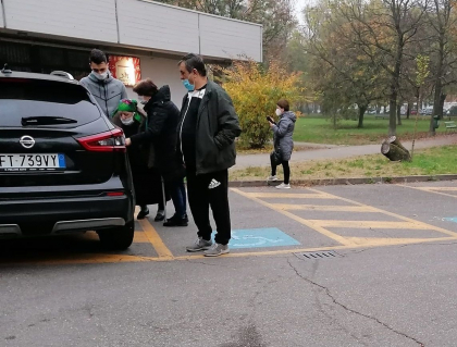 O batrana de 90 de ani, stabilita in Italia, surprinsa in rand la o sectie de votare - FOTO