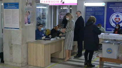 Igor Dodon voteaza. Ce a facut candidatul inainte sa vina la vot - VIDEO