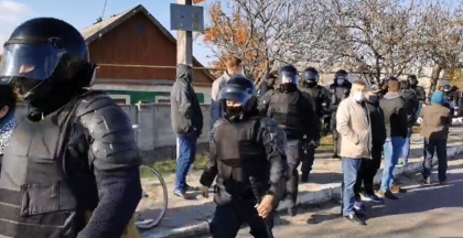 Mascatii au venit la Varnita, dupa ce s-au inceput altercatii: "Tradatorii de tara" Mascatii au venit la Varnita, dupa ce s-au inceput altercatii: "Tradatorii de tara"