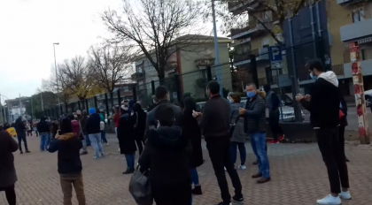 Momentul in care politistii din Verona ii aplauda pe moldovenii care au venit la vot, pentru disciplina si organizare: "Mobilizare fara precedent" - VIDEO Momentul in care politistii din Verona ii aplauda pe moldovenii care au venit la vot, pentru disciplina si organizare: "Mobilizare fara precedent" - VIDEO