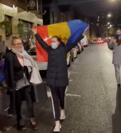 "Pentru ea, pentru limba tarii"- au cantat moldovenii din diaspora, prezenti intr-un rand imens la sectiile de votare. Momentul emotionant surprins in Marea Britanie - VIDEO
