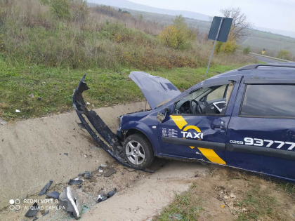 Grav accident la Hancesti. Un automobil a derapat de pe sosea si a ajuns intr-un sant. Sunt victime - FOTO Grav accident la Hancesti. Un automobil a derapat de pe sosea si a ajuns intr-un sant. Sunt victime - FOTO
