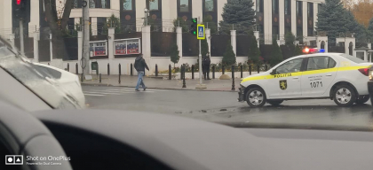 O masina de politie si o Toyota s-au ciocnit in centrul capitalei. Automobilele - grav avariate - FOTO O masina de politie si o Toyota s-au ciocnit in centrul capitalei. Automobilele - grav avariate - FOTO