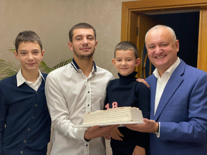 Fiul lui Igor Dodon implineste astazi 18 ani. Ce mesaj i-a adresat 