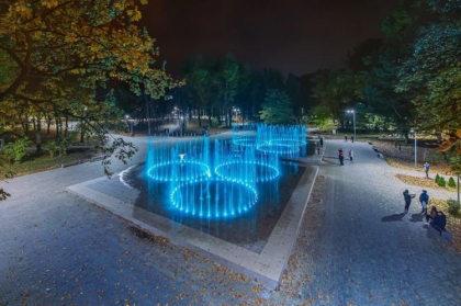 Havuzul din parcul "Alunelul" - pus in functiune. Este compus din aproape 300 de jeturi de apa si tot atatea luminite. Cum va functiona fantana arteziana - GALERIE FOTO