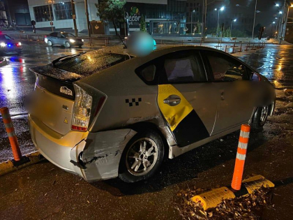 O femeie si o minora au ajuns la spital, dupa ce taxiul in care se aflau s-a ciocnit cu o Honda pe o strada din capitala - FOTO O femeie si o minora au ajuns la spital, dupa ce taxiul in care se aflau s-a ciocnit cu o Honda pe o strada din capitala - FOTO