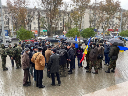 LIVE. Veteranii protesteaza in fata MAI si cer demisia lui Pavel Voicu: "Avem un sistem putred, haideti sa-l curatim" LIVE. Veteranii protesteaza in fata MAI si cer demisia lui Pavel Voicu: "Avem un sistem putred, haideti sa-l curatim"