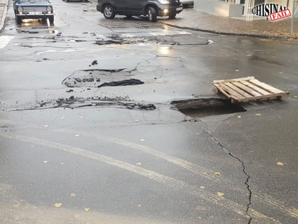 O intersectie din capitala, plina de gauri si crapaturi: "Se prabuseste" O intersectie din capitala, plina de gauri si crapaturi: "Se prabuseste"