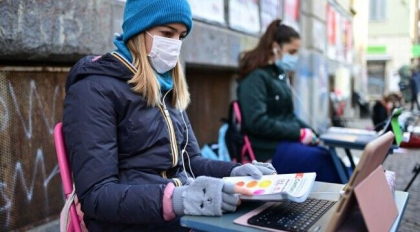 O adolescenta din Italia protesteaza zilnic in fata scolii pentru a cere redeschiderea O adolescenta din Italia protesteaza zilnic in fata scolii pentru a cere redeschiderea