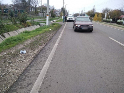 O minora de 10 ani a ajuns la spital, dupa ce a fost lovita de o masina in timp  ce traversa strada neregulamentar, la Soroca - FOTO