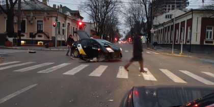Accident matinal in capitala. A ambulanta si un taxi s-au ciocnit puternic 