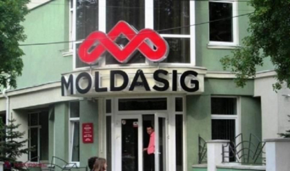 Scandal in fata sediului "Moldasig" - politia la fata locului Scandal in fata sediului "Moldasig" - politia la fata locului