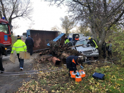 Doua persoane - transportate in stare grava la spital, dupa ce Mercedes-ul in care se afla s-a izbit de un tractor, s-a rasturnat si a ajuns intr-un copac, la Anenii Noi - FOTO Doua persoane - transportate in stare grava la spital, dupa ce Mercedes-ul in care se afla s-a izbit de un tractor, s-a rasturnat si a ajuns intr-un copac, la Anenii Noi - FOTO