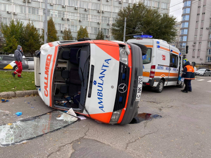 O ambulanta s-a rasturnat pe o strada din capitala, dupa ce s-a ciocnit violent cu un automobil 