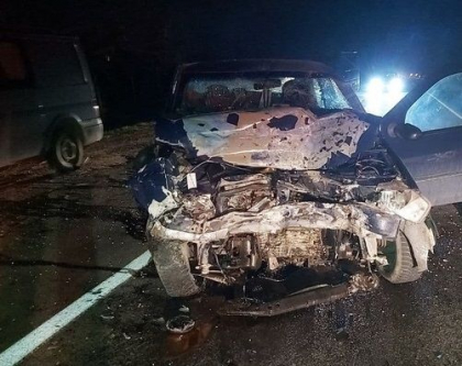 O soferita a facut dezastru pe o sosea din Rascani, dupa ce a intrat cu automobilul intr-un Volkswagen. Ambii conducatori auto - transportati la spital - FOTO