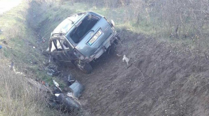 Un sofer - transportat in stare grava la spital, dupa ce a ajuns cu masina intr-un sant la Hancesti - GALERIE FOTO Un sofer - transportat in stare grava la spital, dupa ce a ajuns cu masina intr-un sant la Hancesti - GALERIE FOTO