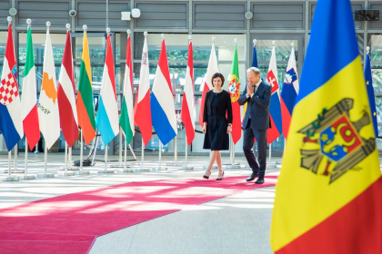 Maia Sandu a discutat la telefon cu Donald Tusk: "Vom elabora o lista de necesitati concrete si urgente pentru tara noastra, asa incat sa putem obtine ajutor cat mai rapid"