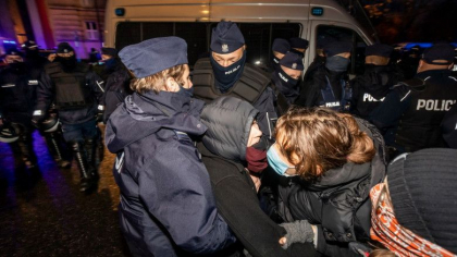 „Scoli eliberate de fascism!” Polonezii, din nou in strada pentru dreptul la avort „Scoli eliberate de fascism!” Polonezii, din nou in strada pentru dreptul la avort