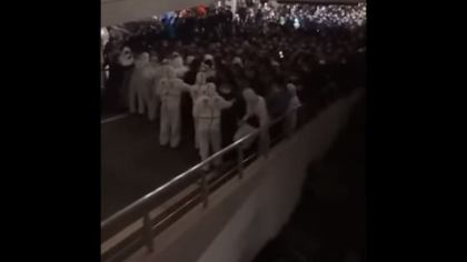 China. Haos la testarea in masa pe aeroportul din Shanghai, dupa ce mai multi angajati s-au infectat cu COVID-19 - VIDEO