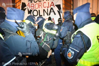 Polonia: Ciocniri intre politie si manifestanti iesiti in strada impotriva limitarii dreptului la avort Polonia: Ciocniri intre politie si manifestanti iesiti in strada impotriva limitarii dreptului la avort