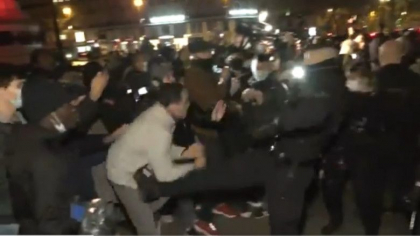 Scandal urias in Franta dupa violentele gratuite ale politiei franceze de la un protest al migrantilor din centrul Parisului