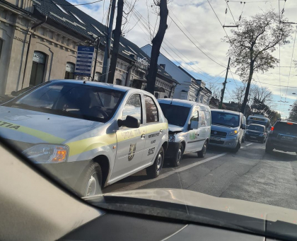 Ghinion pentru un sofer din capitala. S-a izbit cu automobilul intr-o masina de politie. Ce a urmat - FOTO Ghinion pentru un sofer din capitala. S-a izbit cu automobilul intr-o masina de politie. Ce a urmat - FOTO