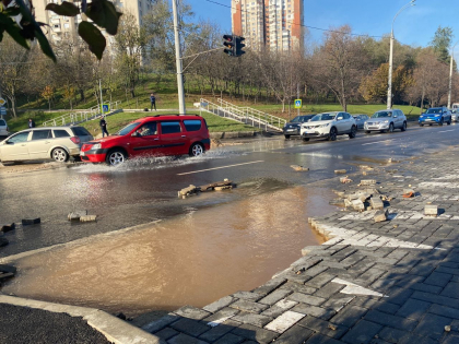 Cum arata strada Albisoara, recent renovata, dupa ce o teava s-a spart: “Nu este vorba sau problema in carosabilul renovat, este problema in teava care a cedat”. Ce spune Ceban - GALERIE FOTO Cum arata strada Albisoara, recent renovata, dupa ce o teava s-a spart: “Nu este vorba sau problema in carosabilul renovat, este problema in teava care a cedat”. Ce spune Ceban - GALERIE FOTO