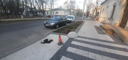 Un trotuar din capitala, proaspat reparat, s-a prabusit. Pamantul s-a surpat, iar pe trotuar a aparut o gaura - FOTO