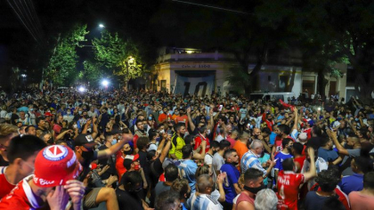 Sute de oameni s-au adunat de la 6 dimineata, la palatul prezidential din Buenos Aires, unde a fost depus sicriul cu Maradona - VIDEO Sute de oameni s-au adunat de la 6 dimineata, la palatul prezidential din Buenos Aires, unde a fost depus sicriul cu Maradona - VIDEO