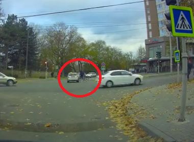 Momentul in care un biciclist este lovit de un taxi pe o strada din capitala - VIDEO Momentul in care un biciclist este lovit de un taxi pe o strada din capitala - VIDEO