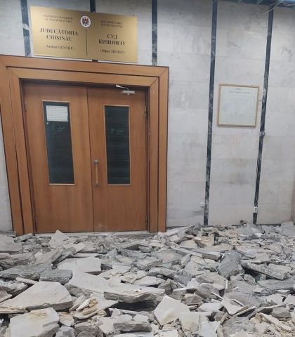 Angajatii Judecatoriei Chisinau, nedumeriti cand au ajuns la locul de munca. N-au fost anuntati ca se fac reparatii si ca accesul in cladire este restrictionat