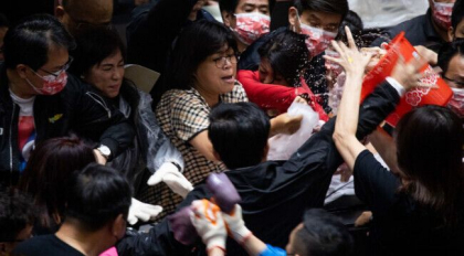 Bataie cu maruntaie de porc in parlamentul din Taiwan. De ce s-au adus saci cu intestine si alte organe in sala - VIDEO