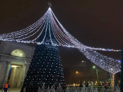 Bradul de Craciun din centrul capitalei - gata de sarbatoare. Iata cum a fost decorat - FOTO Bradul de Craciun din centrul capitalei - gata de sarbatoare. Iata cum a fost decorat - FOTO