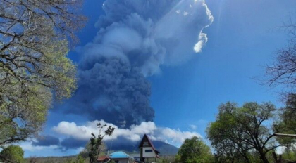Indonezia - Vulcanul Lewotolo a intrat in eruptie; aeroportul local, inchis - VIDEO Indonezia - Vulcanul Lewotolo a intrat in eruptie; aeroportul local, inchis - VIDEO