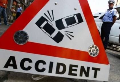 Accident la Ocnita. Un Ford Transit s-a izbit intr-un tractor
