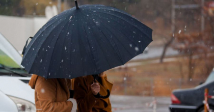 Nu uitati umbrela acasa, in centrul si sudul tarii se asteapta lapovita si ninsoare. Cum se va schimba vremea in urmatoarele zile. Prognoza meteo - FOTO