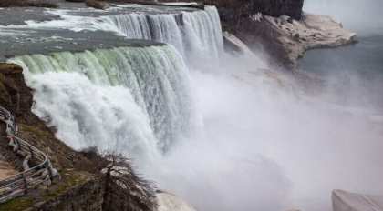 Cascada Niagara va fi iluminata in culorile drapelului romanesc, de 1 Decembrie Cascada Niagara va fi iluminata in culorile drapelului romanesc, de 1 Decembrie