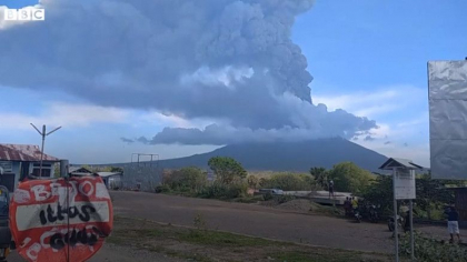 Mii de oameni fug de gazele toxice care otravesc aerul dupa eruptia unui vulcan indonezian Mii de oameni fug de gazele toxice care otravesc aerul dupa eruptia unui vulcan indonezian